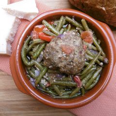 A picture of Baked green beans & hamburgers (fasolakia me mbiftekia sto fourno).