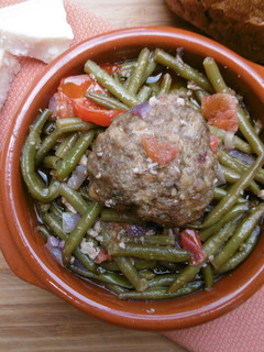 A picture of Baked green beans & hamburgers (fasolakia me mbiftekia sto fourno).