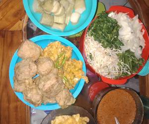 Mudahnya Menyajikan Lontong mix pecel sayur Mantul Banget