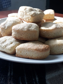 Una foto de Scones de queso❤😋