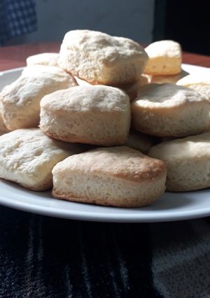Una foto de Scones de queso❤😋