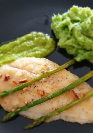 Foto principal de Merluza con salsa de espárragos
