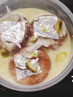 उपासाची मिठाई (upwasachi mithai recipe in marathi) रेसिपी चे मुख्य फोटो 
