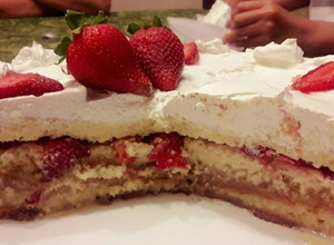 Una foto de Torta tres leches y frutas