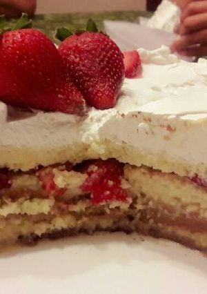 Una foto de Torta tres leches y frutas