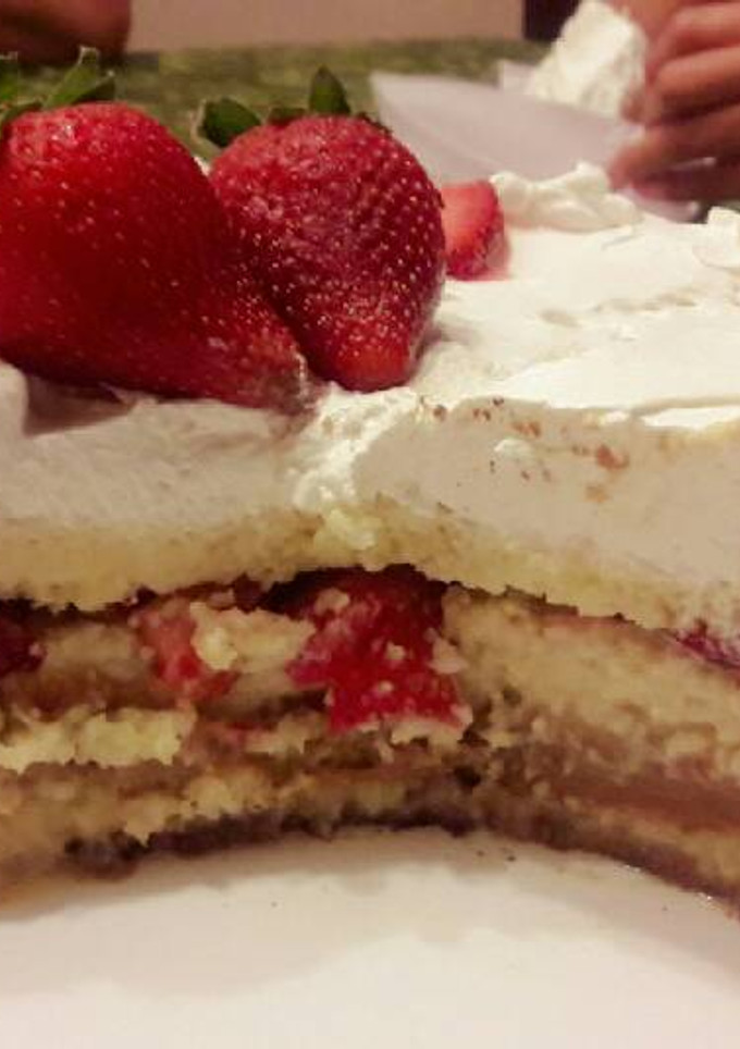 Una foto de Torta tres leches y frutas
