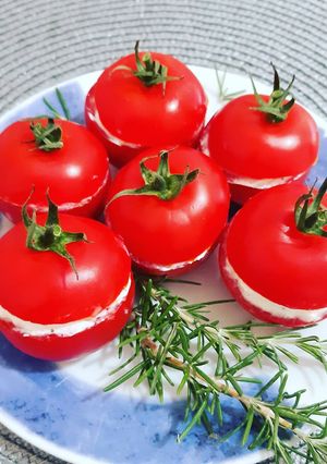 Une photo de Tomates cocktail farcies aux fromage frais Ail et fines herbes