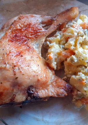 Una foto de Pata muslo de pollo con ensalada 😋🤤