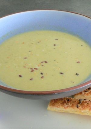 Une photo de Velouté de courgettes aux herbes aromatiques