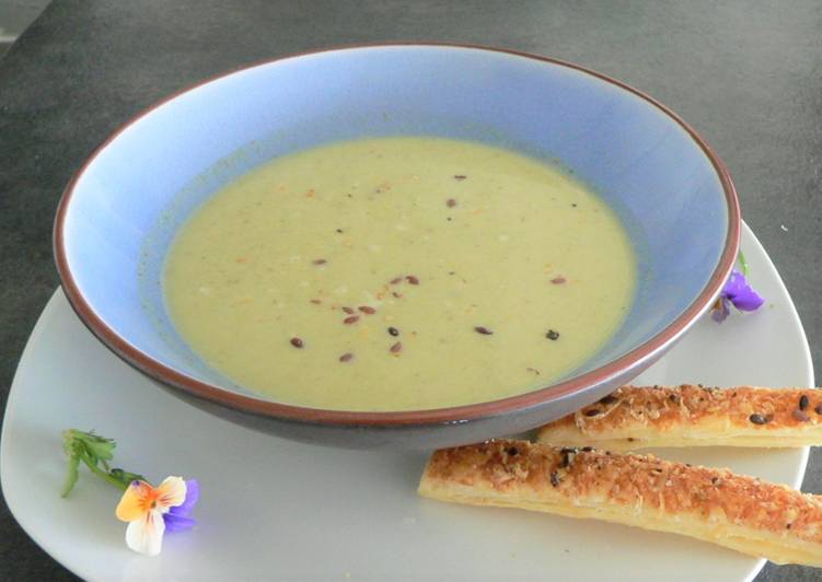 Recette Appétissante Velouté de courgettes aux herbes aromatiques Recette Appétissante Velouté de courgettes aux herbes aromatiques