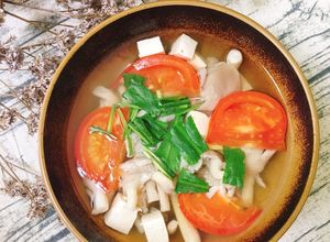 Hình của món Canh Nấm Bào Ngư Nấu Cà Chua.