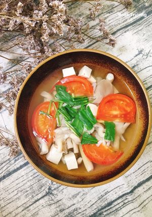 Hình của món Canh Nấm Bào Ngư Nấu Cà Chua.