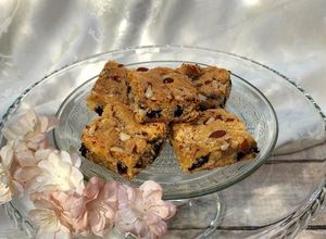 Una foto de 🍒🤍 Brownies de chocolate blanco, cerezas y almendras 🤍🍒 Blondies, el brownie rubio 😅