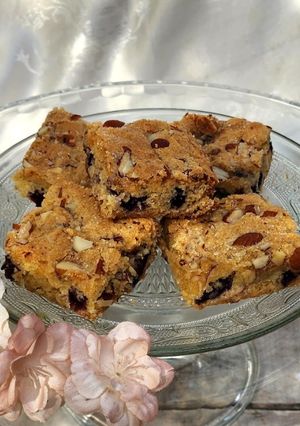 Una foto de 🍒🤍 Brownies de chocolate blanco, cerezas y almendras 🤍🍒 Blondies, el brownie rubio 😅