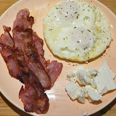 A picture of Bacon and eggs 🥓 🥚.