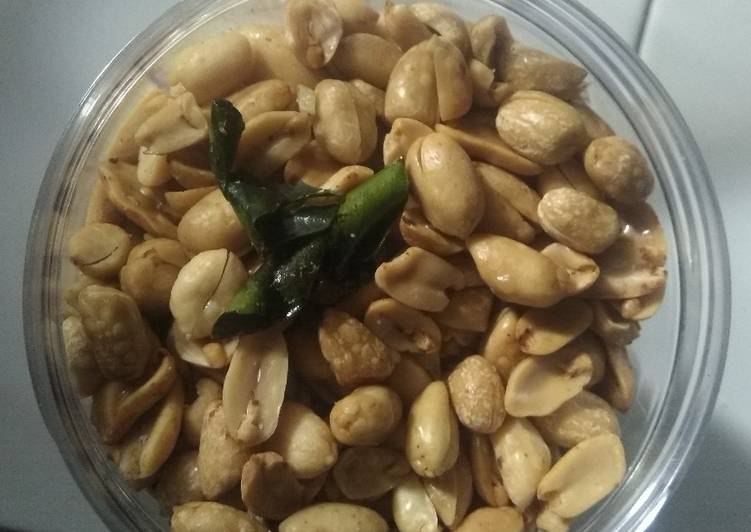 Resep Kacang goreng daun jeruk Anti Gagal