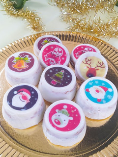 Una foto de Alfajores y Galletas de Almendra, Limón con Transfer Navideño