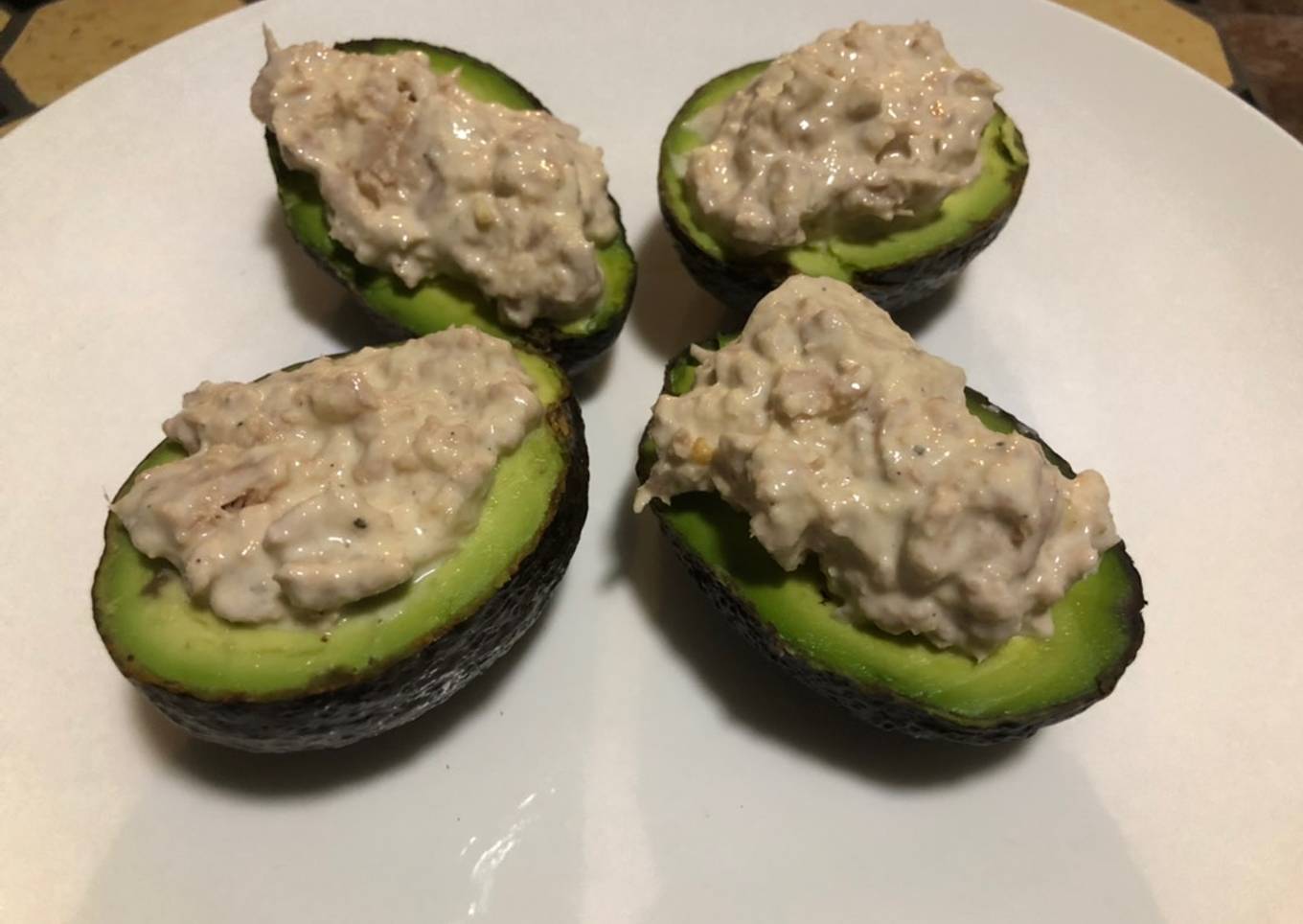 Aguacates rellenos de atún