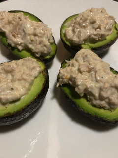 Una foto de Aguacates rellenos de atún
