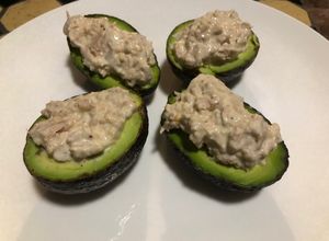 Una foto de Aguacates rellenos de atún