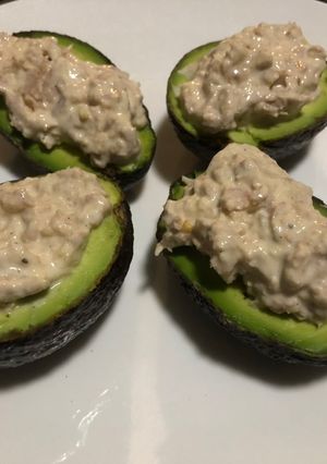 Una foto de Aguacates rellenos de atún