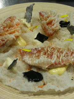 Una foto de Salmonetes con emulsión de mostaza y salsa de tinta