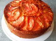 Una foto de torta manzana con yogur natural