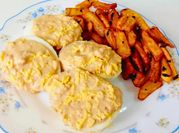 Una foto de huevos rellenos tradicional