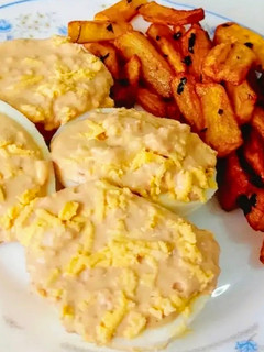 Una foto de Huevos rellenos y patatas al pimentón