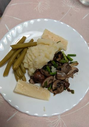 Una foto de Puré de patata con champiñones salteados entre paréntesis de queso