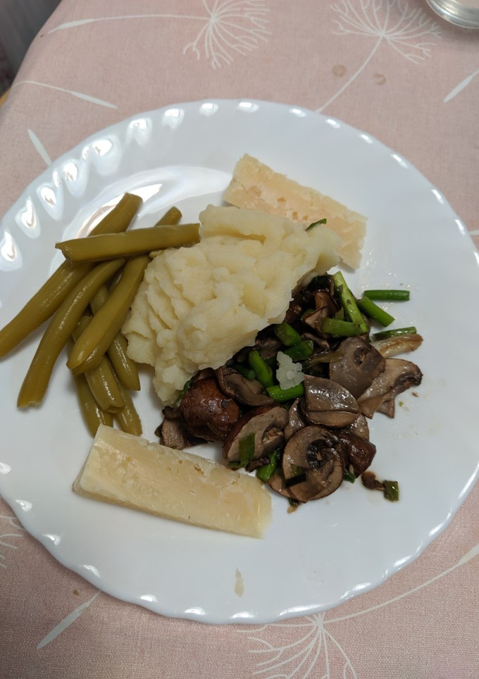 Una foto de Puré de patata con champiñones salteados entre paréntesis de queso