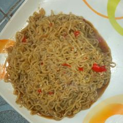 A picture of Jollof indomie.
