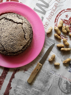 Una foto de Bizcocho esponjoso de chocolate y cacahuete