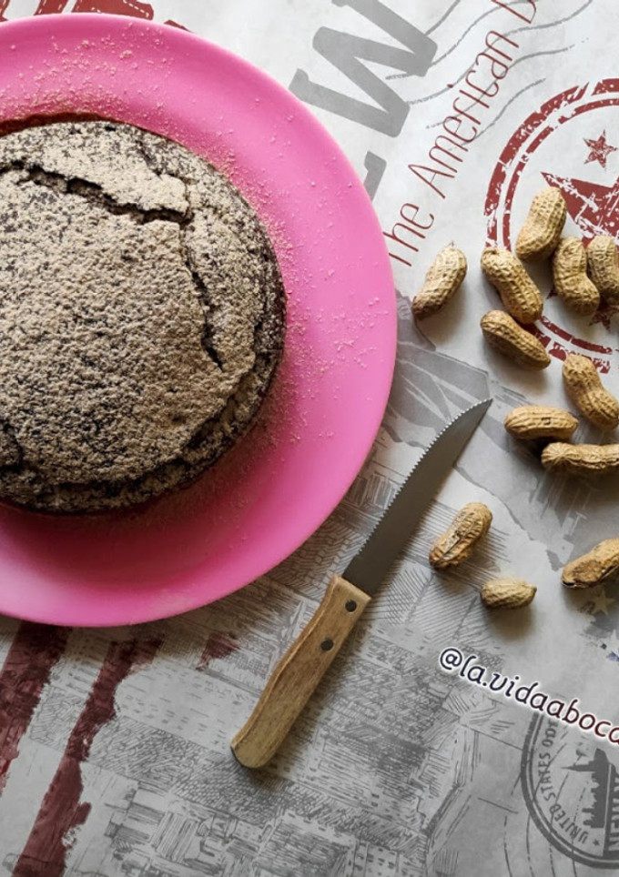 Una foto de Bizcocho esponjoso de chocolate y cacahuete
