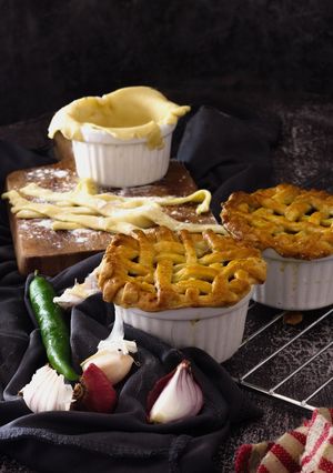 Mini Chicken Curry Pies রেসিপির প্রধান ছবি