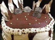 Una foto de torta dorada