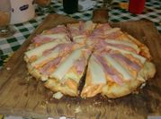 Una foto de pizza de palmitos y jamón