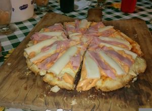 Una foto de Pizza de palmitos y jamón