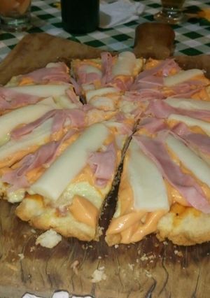 Una foto de Pizza de palmitos y jamón