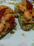 Brusquetas con merluza, palta y langostinos