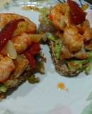Brusquetas con merluza, palta y langostinos