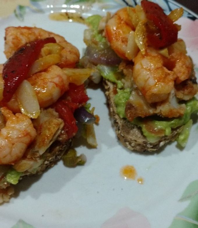 Una foto de Brusquetas con merluza, palta y langostinos