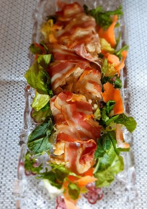 Baconbe tekert besameles csirkekockák recept fotója