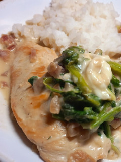Una foto de Pechugas de Pollo en Salsa de Queso y Espinaca