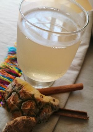 Una foto de Infusión de piña, canela y gengibre