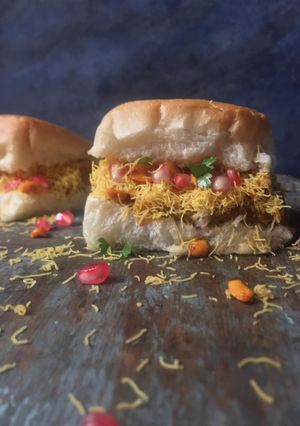 A picture of Kutchi dabeli.