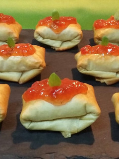 Una foto de Paquetitos de camenbert con mermelada de tomate