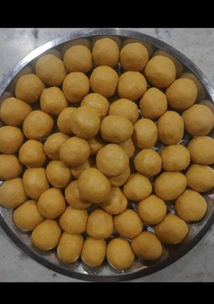 बेसन के लाडू (besan ke ladoo recipe in Hindi) रेसिपी मुख्य फोटो