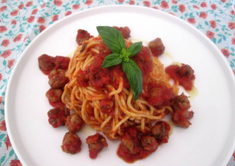 Chitarrine al sugo con polpettine di melanzane