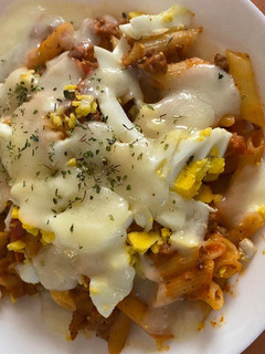Una foto de Macarrones con carne picada, bacon, huevo